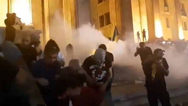 Сотни человек пострадали в результате протестов у здания парламента Грузии в Тбилиси - видео - Sputnik Казахстан