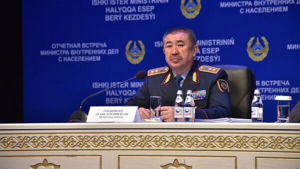 Министр внутренних дел Казахстана Ерлан Тургумбаев в ходе отчетной встречи с населением  - Sputnik Қазақстан