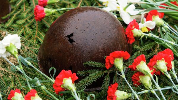 Солдатская каска на братском кладбище - Sputnik Казахстан