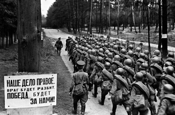 Мобилизация. Колонны бойцов движутся на фронт. Москва, 23 июня 1941 года - Sputnik Қазақстан