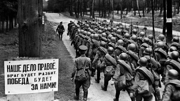 Мобилизация. Колонны бойцов движутся на фронт. Москва, 23 июня 1941 года - Sputnik Казахстан