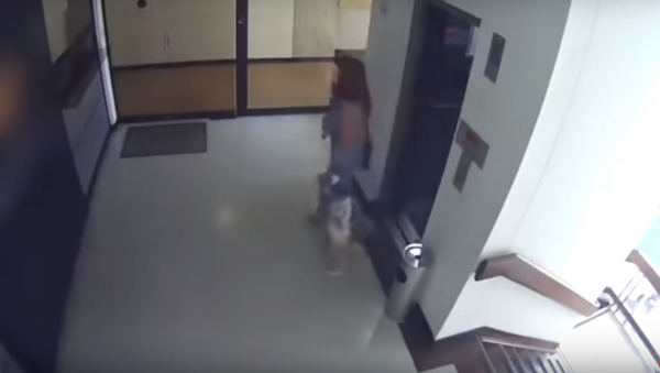 Мать едва успела спасти ребенка, схватит его за ноги - видео - Sputnik Қазақстан