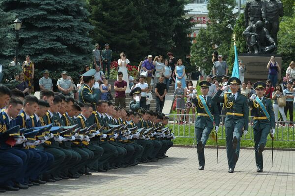 Дождь из монет и звезды на погонах: как прошел выпуск офицеров инженерных войск в Алматы Дождь из монет и звезды на погонах: как прошел выпуск офицеров инженерных войск в Алматы - Sputnik Казахстан