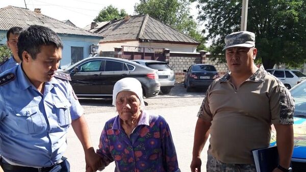 Сотрудники полиции оказывают помощь жителям Арыси - Sputnik Казахстан