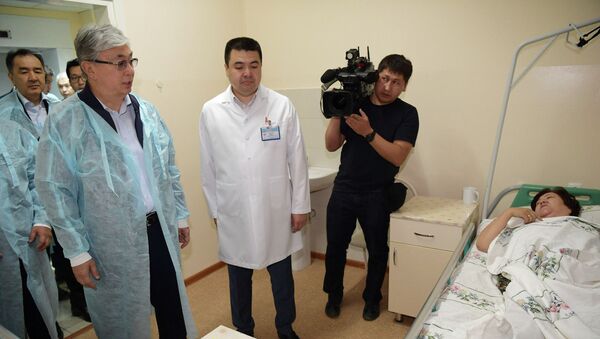 Токаев посетил раненых в результате взрывов в Арыси - Sputnik Казахстан