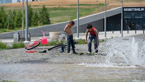 Мальчики купаются в фонтане - Sputnik Казахстан