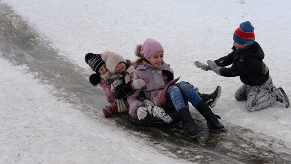 Дети катаются на ледяной горке - Sputnik Казахстан