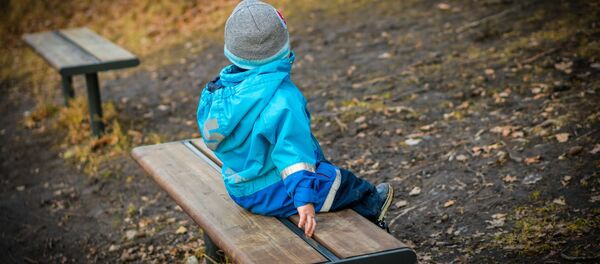 Ребенок на скамейке в парке - Sputnik Казахстан