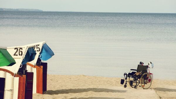 Инвалидная коляска на берегу моря - Sputnik Казахстан