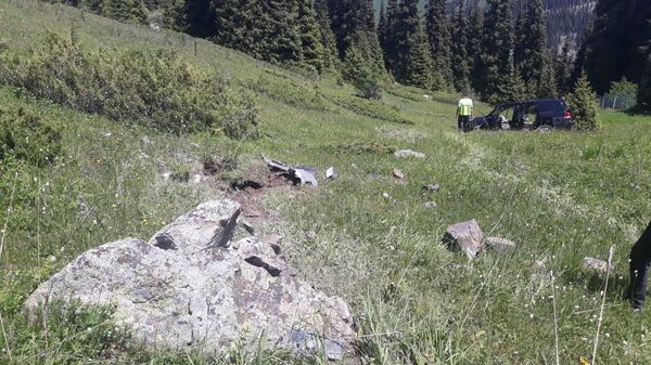 Внедорожник сорвался с обрыва в районе Большого Алматинского озера - фото - Sputnik Казахстан