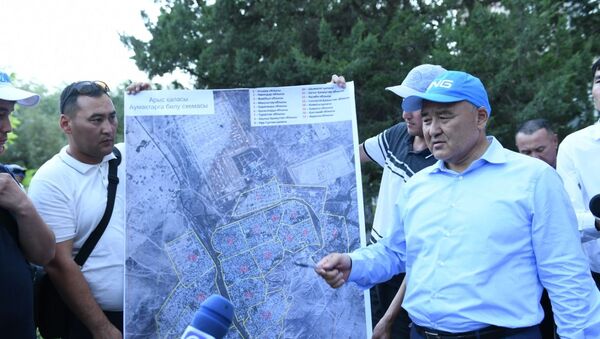 Аким Туркестанской области Умирзак Шукеев рассматривает схему города, поделенную на 17 секторов - Sputnik Казахстан