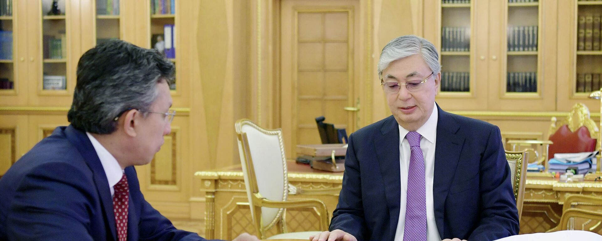 Президент Казахстана Касым-Жомарт Токаев и министр торговли и интеграции Бахыт Султанов - Sputnik Казахстан, 1920, 04.07.2022
