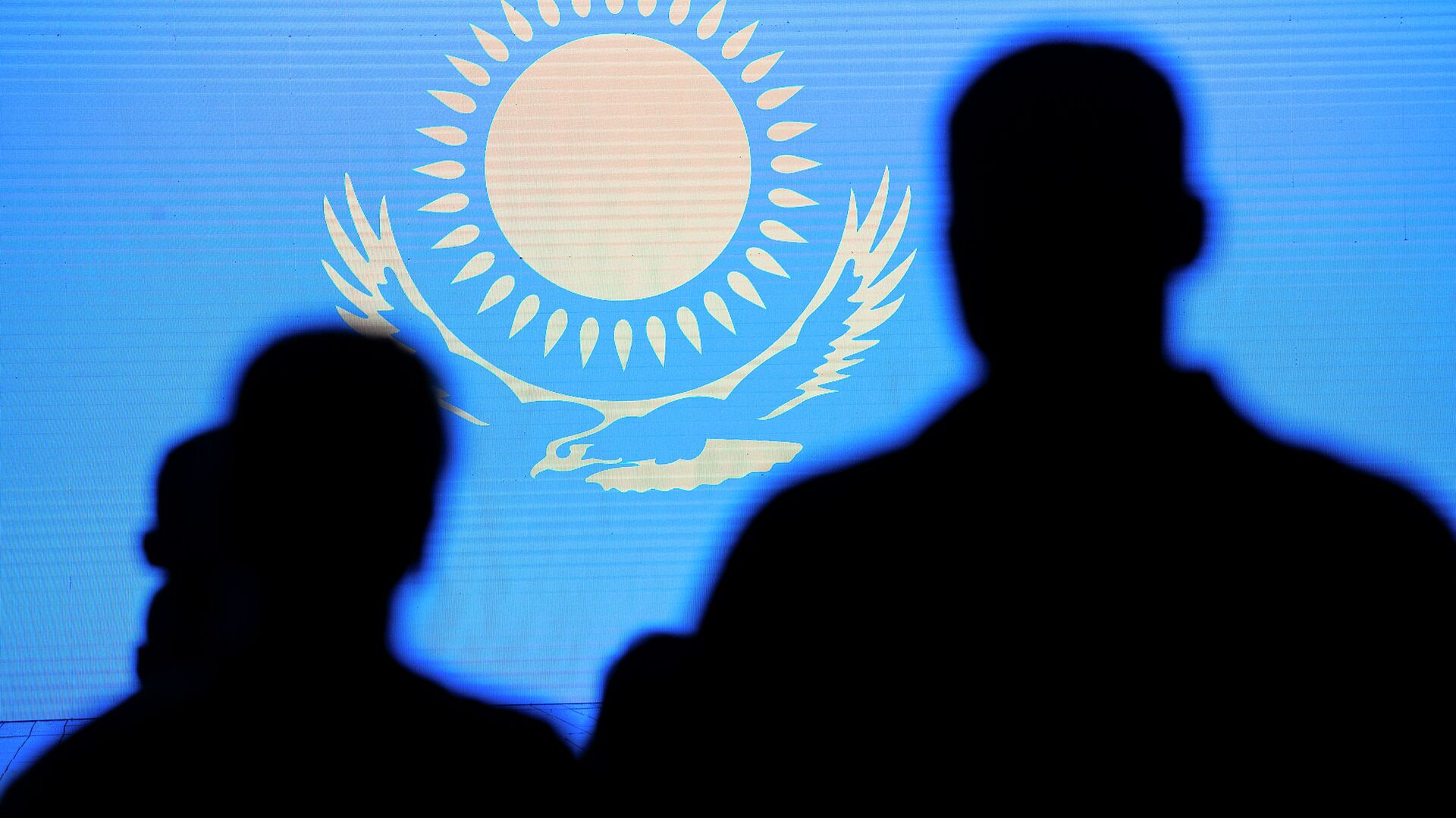 Силуэты людей на фоне флага Казахстана - Sputnik Казахстан, 1920, 07.12.2021
