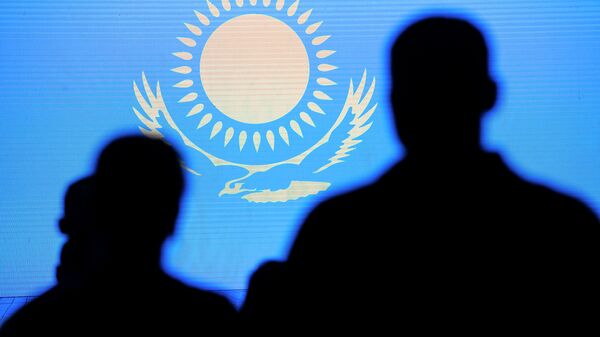 Силуэты людей на фоне флага Казахстана - Sputnik Казахстан