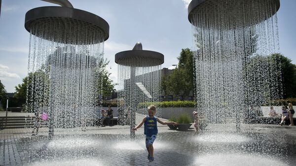 Ребенок у фонтана в Вильнюсе, Литва - Sputnik Казахстан