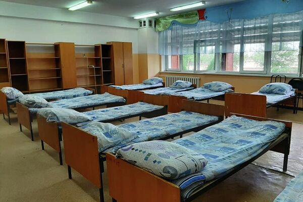  Спальные места во временном пункте проживания для жителей Арыси разрушенных домов - Sputnik Казахстан