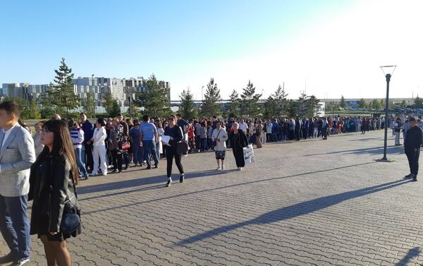 Очередь перед зданием Астана Арена за три часа до начала концерта Димаша - Sputnik Казахстан