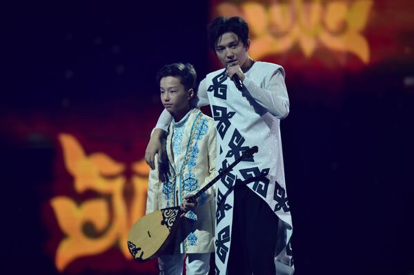 Сорвали овации: Димаш сыграл на домбре с младшим братом на сольном концерте – видео  - Sputnik Казахстан