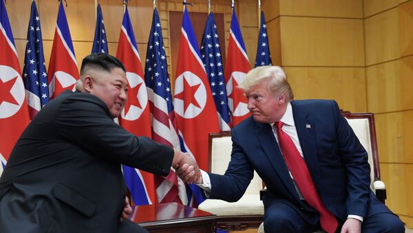 Президент Дональд Трамп встречается с северокорейским лидером Ким Чен Уном в пограничной деревне Панмунджом  - Sputnik Казахстан