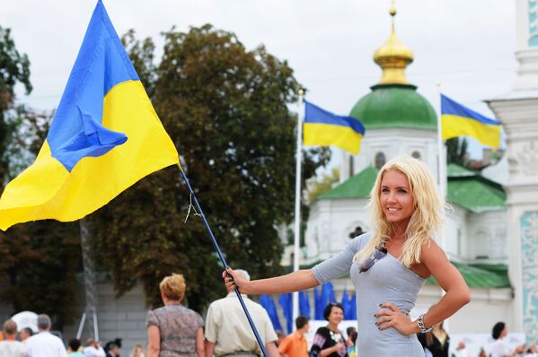 Участница VI фестиваля Парад вышиванок-2014 во время празднования Дня Независимости в Киеве - Sputnik Казахстан