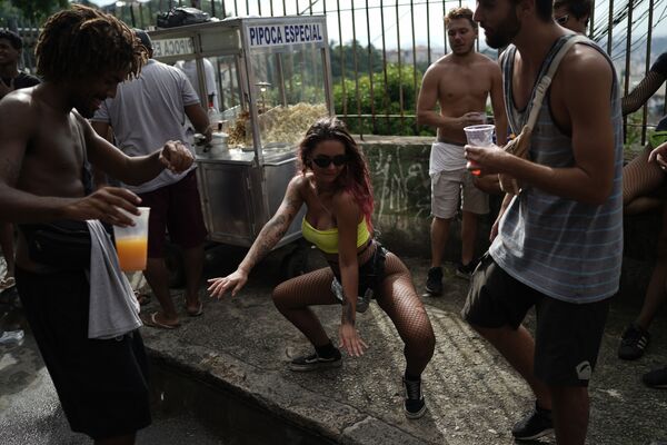 Девушка танцует во время уличного карнавала на улице в Рио-де-Жанейро, Бразилия - Sputnik Казахстан
