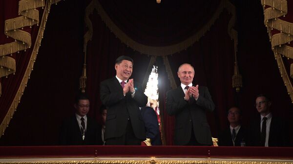 Председатель КНР Си Цзиньпин и президент России Владимир Путин на торжественном вечере, посвященном 70-летию установления дипломатических отношений между Россией и КНР - Sputnik Казахстан