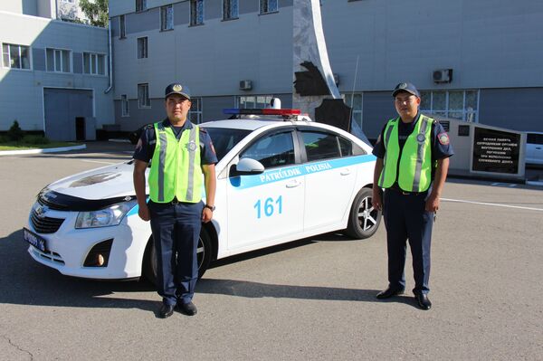 Полицейские организовали зеленый коридор на дороге для выпавшего из окна ребенка - Sputnik Казахстан