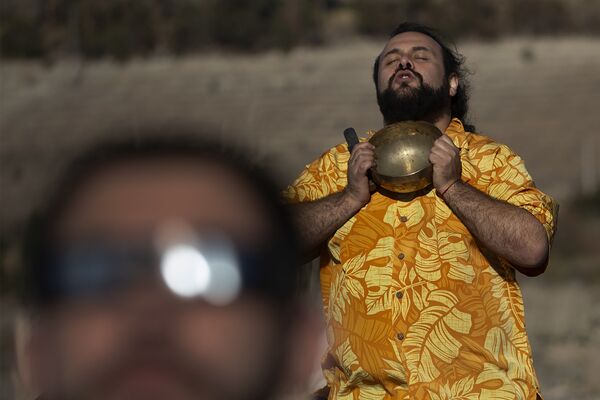 Мужчина молится во время солнечного затмения в Чили  - Sputnik Казахстан