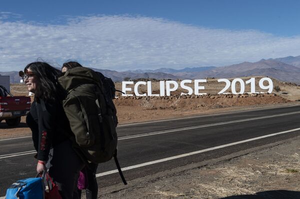 Туристы в пустыне Атакама для наблюдения за солнечным затмением  - Sputnik Казахстан