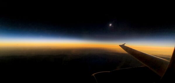 Солнечное затмение с борта самолета  - Sputnik Казахстан