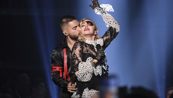 Колумбийский певец Малума целует певицу Мадонну во время выступления на Billboard Music Awards  - Sputnik Казахстан