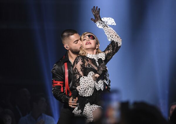 Колумбийский певец Малума целует певицу Мадонну во время выступления на Billboard Music Awards  - Sputnik Казахстан