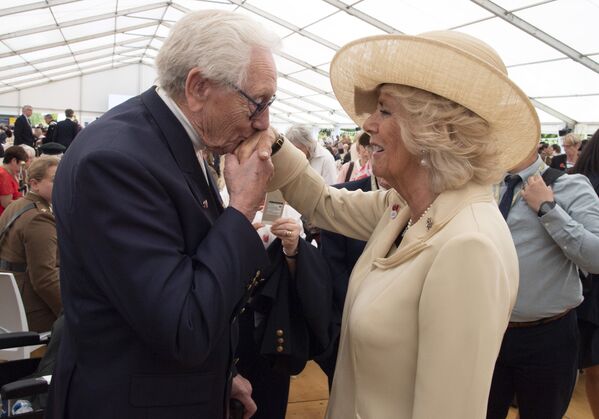 Ветеран целует ручку герцогини Корнуольской в Байе, Франция - Sputnik Казахстан