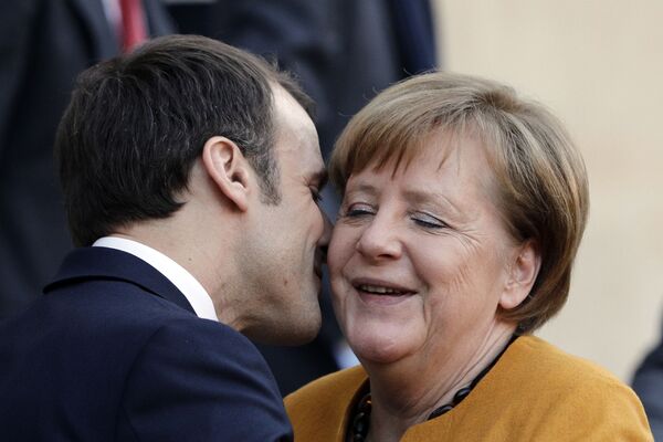 Президент Франции Эммануэль Макрон целует канцлера Германии Ангелу Меркель в Париже - Sputnik Казахстан