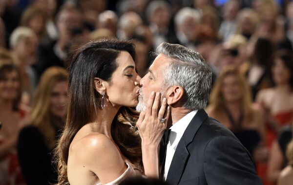 Актер и режиссер Джордж Клуни целует свою жену Амаль на торжественной церемонии вручения награды AFI Life Achievement Award в Лос-Анджелесе  - Sputnik Казахстан