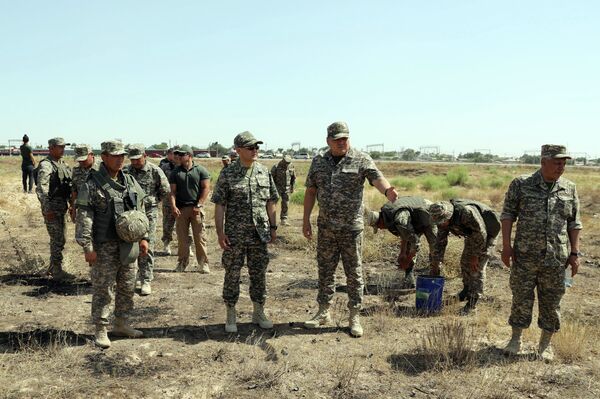 Министр обороны Казахстана посетил семьи погибших в Арыси военных - Sputnik Казахстан