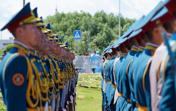 Военные курсанты на торжественной церемонии подъема государственного флага в честь Дня столицы  - Sputnik Қазақстан