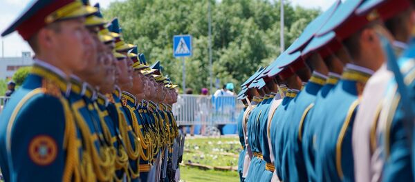 Военные курсанты на торжественной церемонии подъема государственного флага в честь Дня столицы  - Sputnik Казахстан