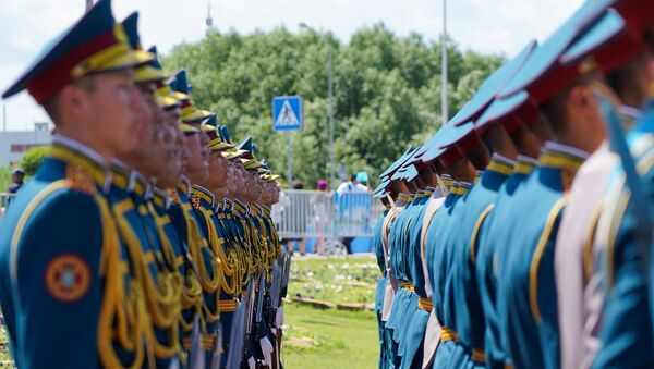 Военные курсанты на торжественной церемонии подъема государственного флага в честь Дня столицы  - Sputnik Казахстан