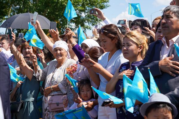 Сердца наполняются гордостью: Токаев поднял флаг Казахстана в столице - Sputnik Казахстан