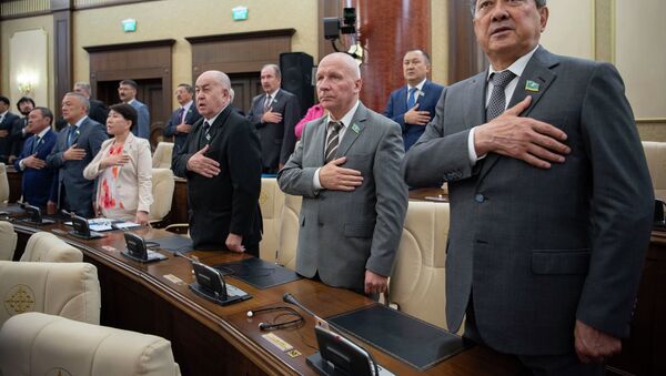 Депутаты мажилиса во время исполнения государственного гимна  - Sputnik Казахстан