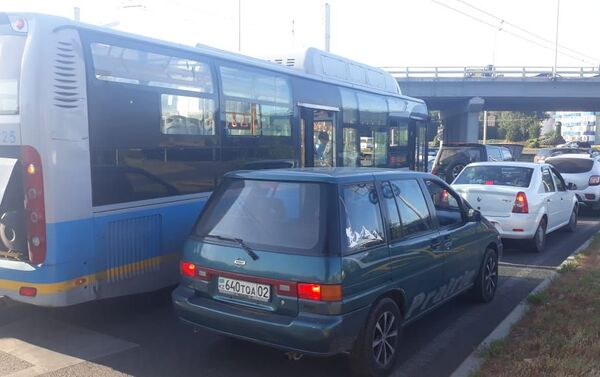 Мицубиши столкнулся с автобусом на пр. Рыскулова - Sputnik Казахстан