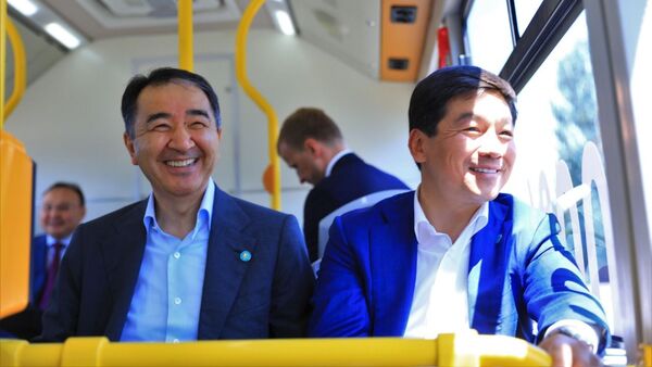 Бакытжан Сагинтаев и Бауыржан Байбек прокатились в новом электроавтобусе - Sputnik Казахстан