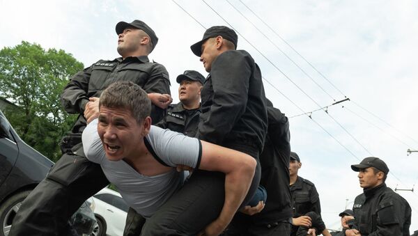 Задержание участника митинга в Алматы, архивное фото - Sputnik Казахстан