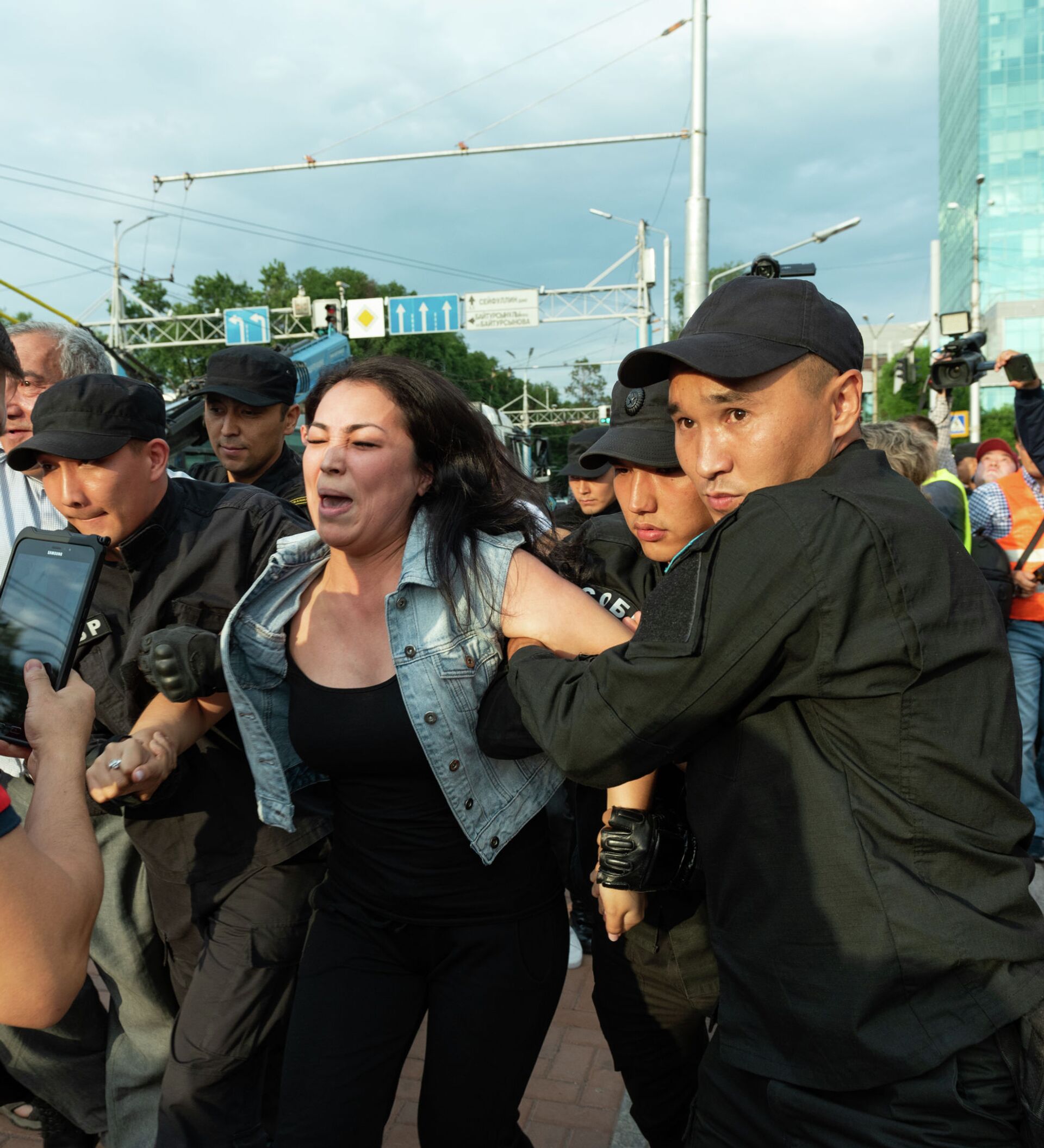 Казахстан после. Казахи митинг. Митинги в Казахстане против Китая. Казахстан демонстранты. Митинги в Казахстане 2019.