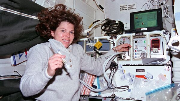 Астронавт Мэри Эллен Вебер работает со шприцем, связанным с системой разработки биореактора - Sputnik Казахстан