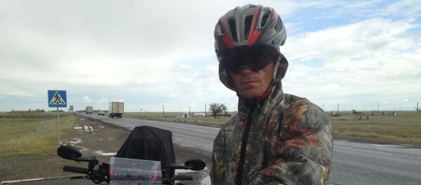 Сергей Прядко, отправившийся из Бишкека во Францию на велосипеде - Sputnik Казахстан