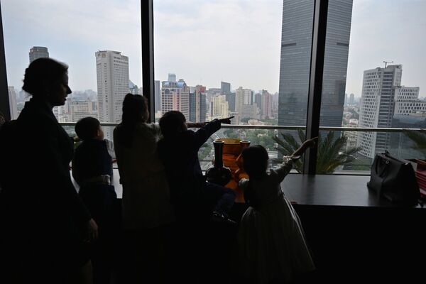 Дети во время урока этикета в Шанхае  - Sputnik Казахстан
