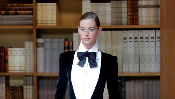 Библиотекарь-стайл: новый показ Chanel в Париже - Sputnik Казахстан