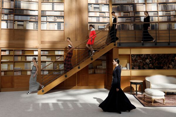 Библиотекарь-стайл: новый показ Chanel в Париже - Sputnik Казахстан